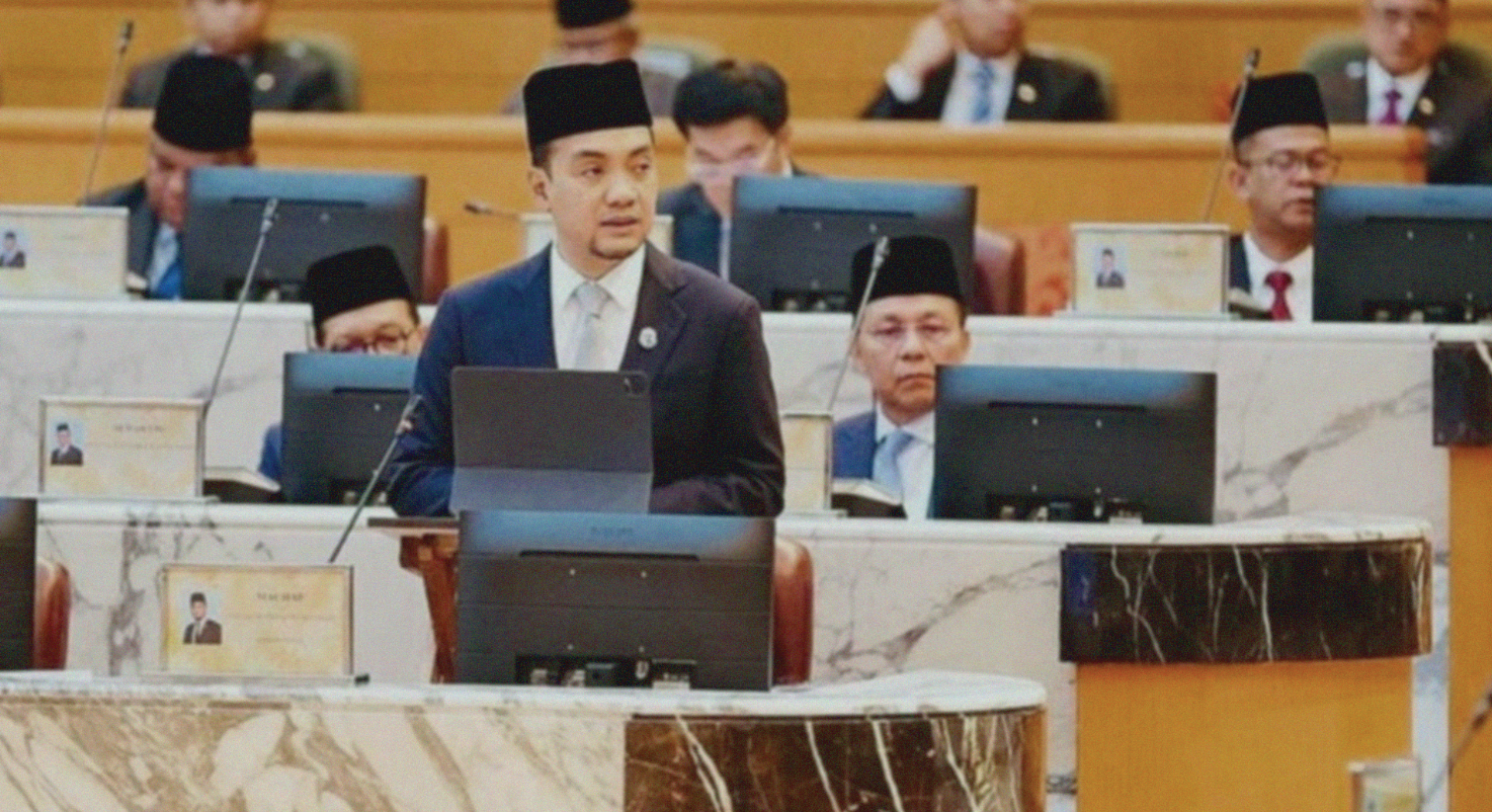 Potongan video yang menunjukkan Menteri Besar Johor, Datuk Onn Hafiz Ghazi berpidato menggunakan Bahasa Jawa, viral di media sosial. (Foto: Instagram)