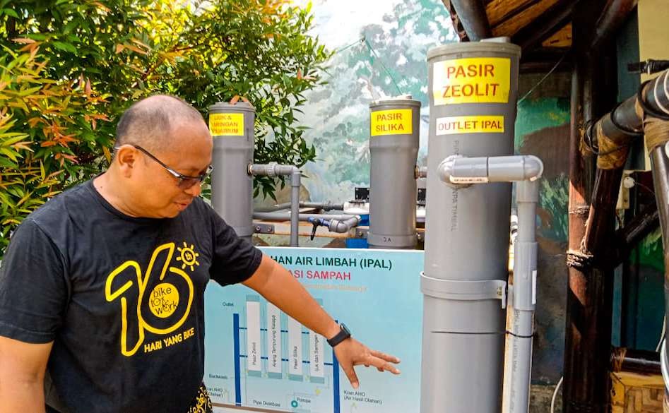 Edi menunjukkan pipa ipal di kampung edukasi sampah Sidoarjo. (Foto: Aini Arifin/Ngopibareng.id)