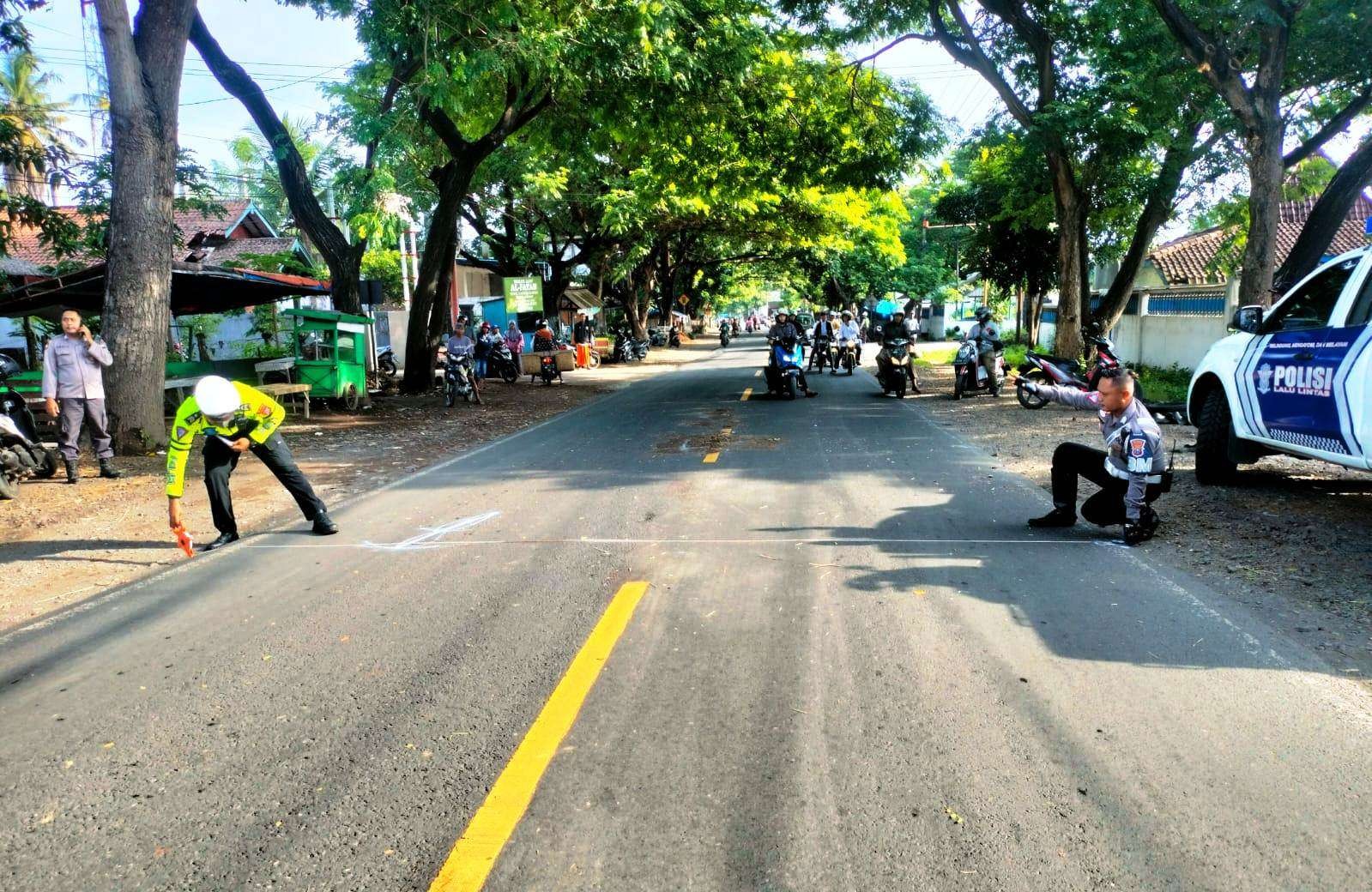 Petugas Unit Gakkum Polresta Banyuwangi melakukan olah TKP di lokasi kecelakaan (foto:istimewa)