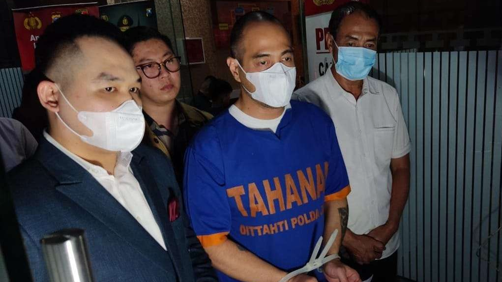 Tersangka KDRT, Ferry Irawan usai menjalani pemeriksaan di Mapolda Jatim, Surabaya. (Foto: Fariz Yarbo/Ngopibareng.id)