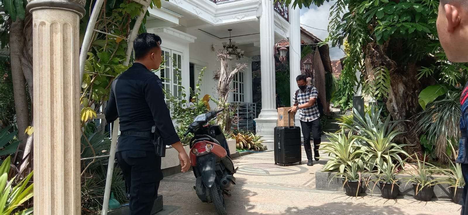 Rumah Fujika Senna Oktavian  istri Ketua DPRD Jawa Timur , Kusnadi di Desa Puter, Kecamatan  Kembangbahu, Lamongan saat digeledah KPK (Foto: Imron Rosidi/Ngopibareng.id)