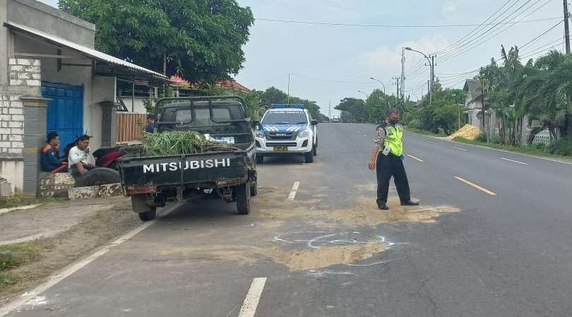 Petugas dari Satlantas Polres Tuban saat melakukan olah TKP. (Foto: dok. Polres Tuban)