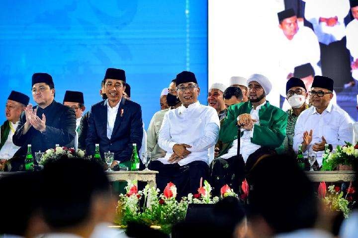 Presiden Joko Widodo dan beberapa anggota kabinet serta Ketua Umum PBNU KH Yahya Cholil Staquf dan pengurus lainnya di acara Festival Tradisi Islam Nusantara dalam rangka Harlah Satu Abad NU di Banyuwangi, Senin malam, 9 Januari 2023. (Foto: dok/Ngopibareng.id)