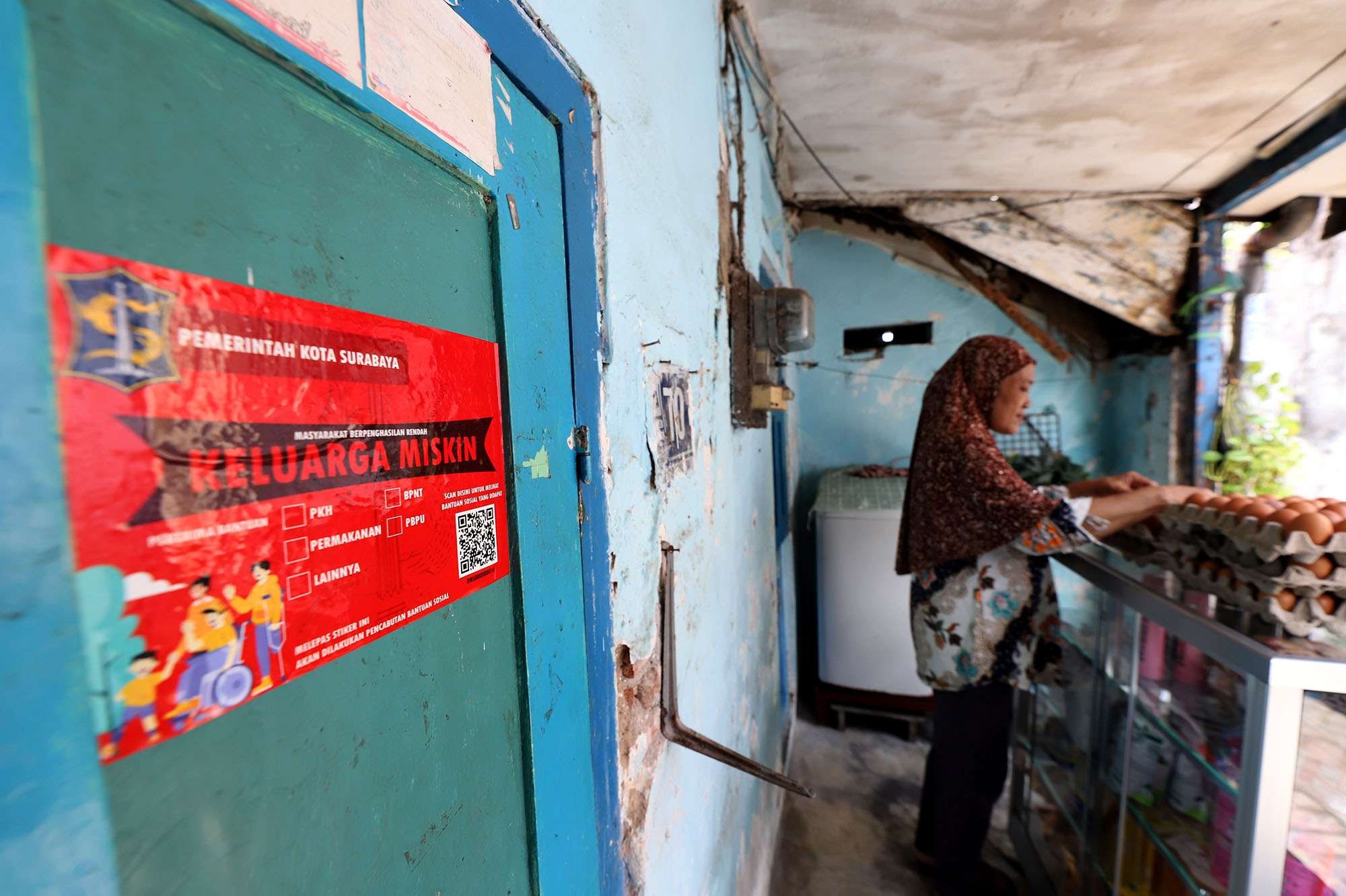 Penempelan stiker warga miskin yang dilakukan Pemkor Surabaya. (Foto: Humas Pemkot Surabaya)