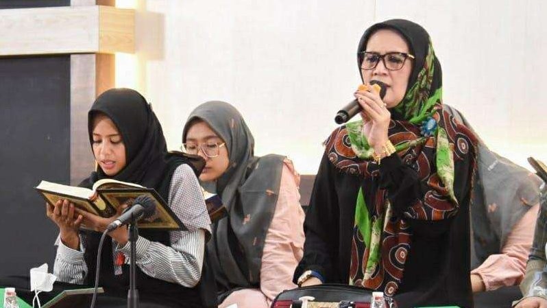 Nyai Hj Hannah Zamzami dari Pesantren Lirboyo Kediri saat Khatmil Quran. (Foto: dok/ngopibareng.id)