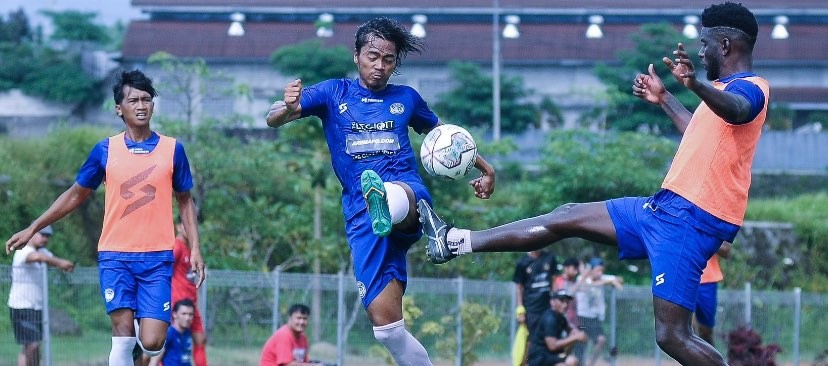 Skuat Arema FC saat menjalani sesi latihan di Semarang. (Foto: Twitter/@AremafcOfficial)