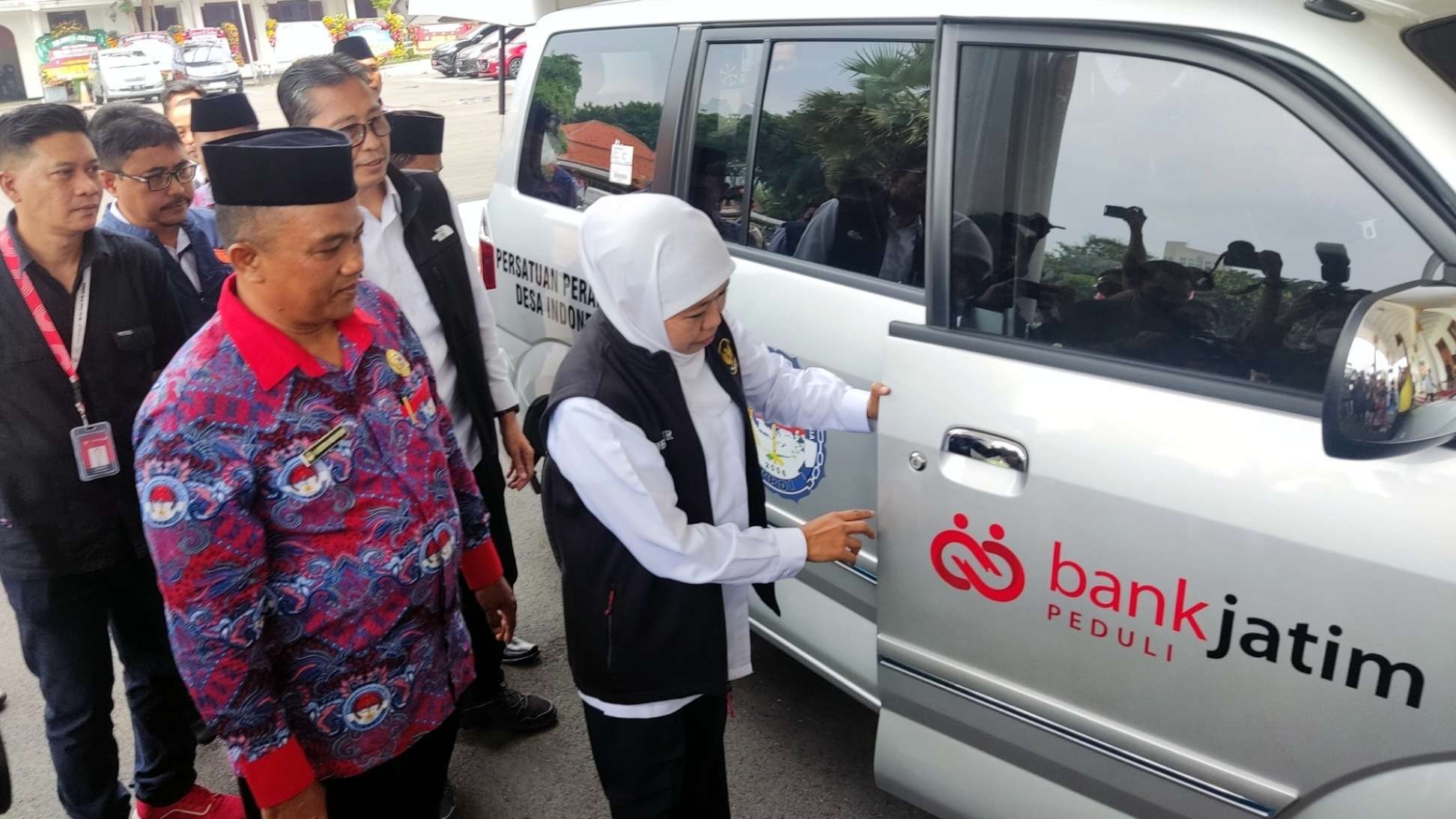 Gubernur Jatim, Khofifah Indar Parawansa saat menyerahkan mobil bantuan kepada PPDI Jatim di Gedung Negara Grahadi, Surabaya, Jumat 20 Januari 2023. (Foto: Fariz Yarbo/Ngopibareng.id)