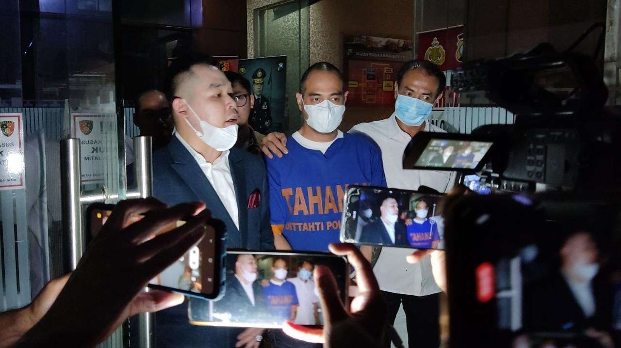 Tersangka KDRT, Ferry Irawan didampingi kuasa hukumnya Jeffry Simatupang usai pemeriksaan di Mapolda Jatim, Surabaya. (Foto: Fariz Yarbo/Ngopibareng.id)