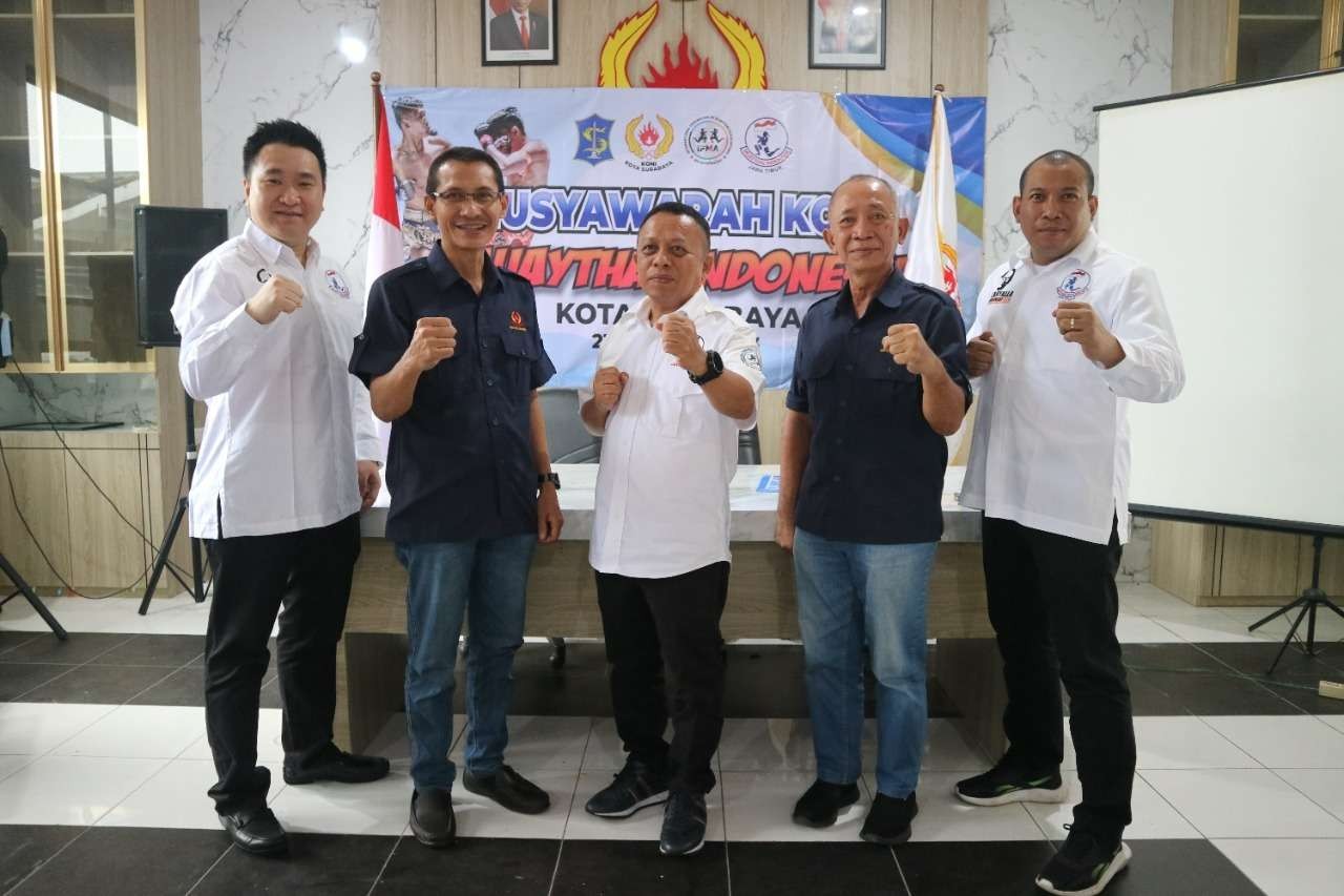 Ketua Pengkot Muaythai Surabaya Hendri Lianto (paling kiri) bersama pengurus KONI Kota Surabaya dan Ketua Pengprov Muaythai Jawa Timur, Baso Juherman (tengah). (Foto: dok. Humas Pengkot Muaythai Surabaya)