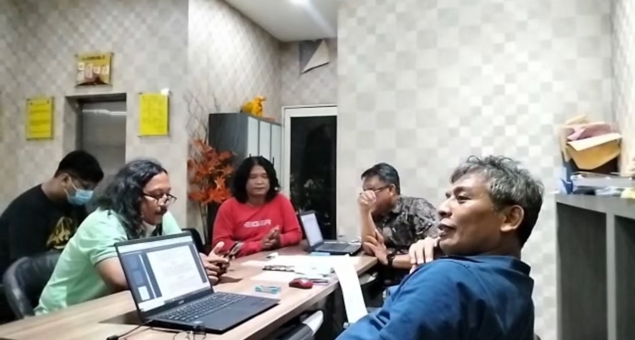 Sebanyak 5 wartawan di Surabaya jadi korban pengeroyokan saat liputan penyegelan diskotek di Surabaya oleh Dinas Satpol PP. (Foto: dok. Narasumber)