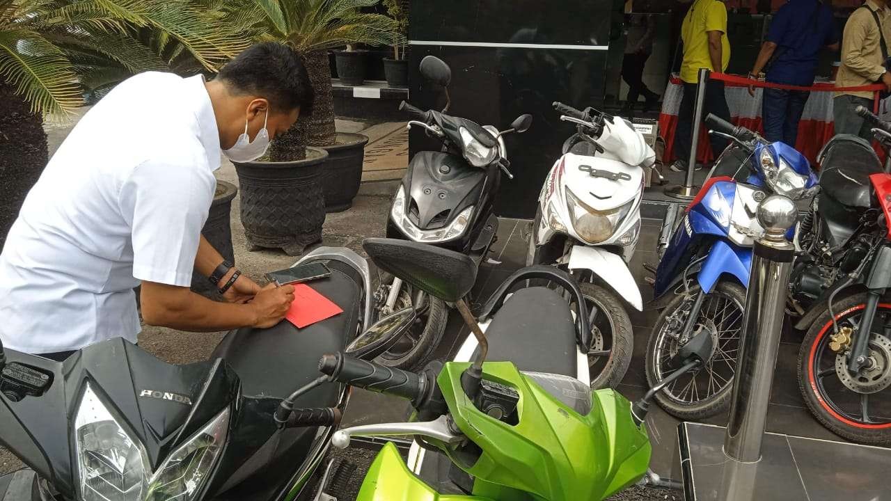 ,Barang bukti pencurian sepeda motor yang diamankan polisi Lamongan. (Foto: Imron Rosidi/Ngopibareng.id)