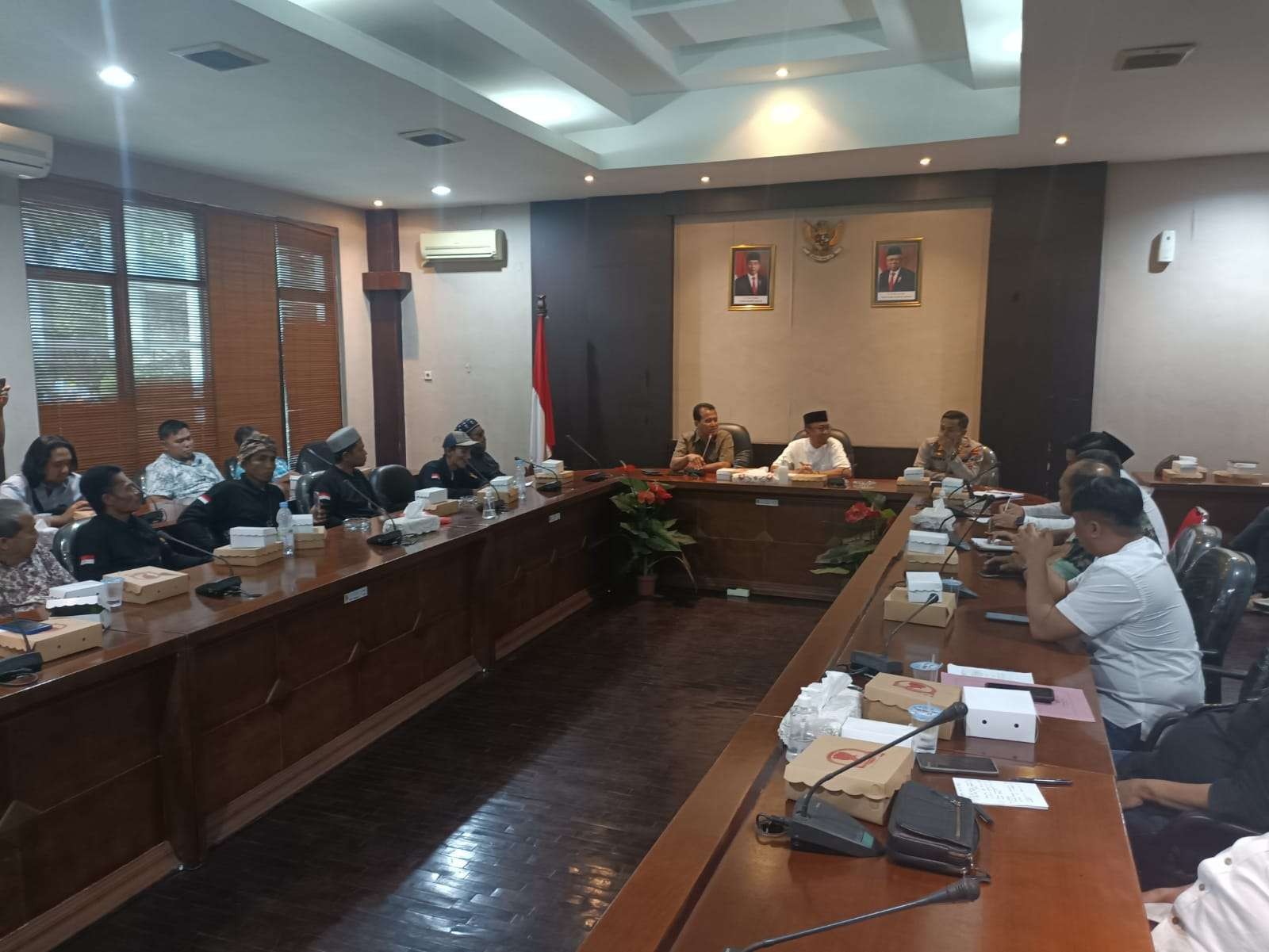 Proses audiensi terkait polemik tambang Gunung Sadeng di Aula Pemkab Jember. (Foto: Rusdi/Ngopibareng.id)