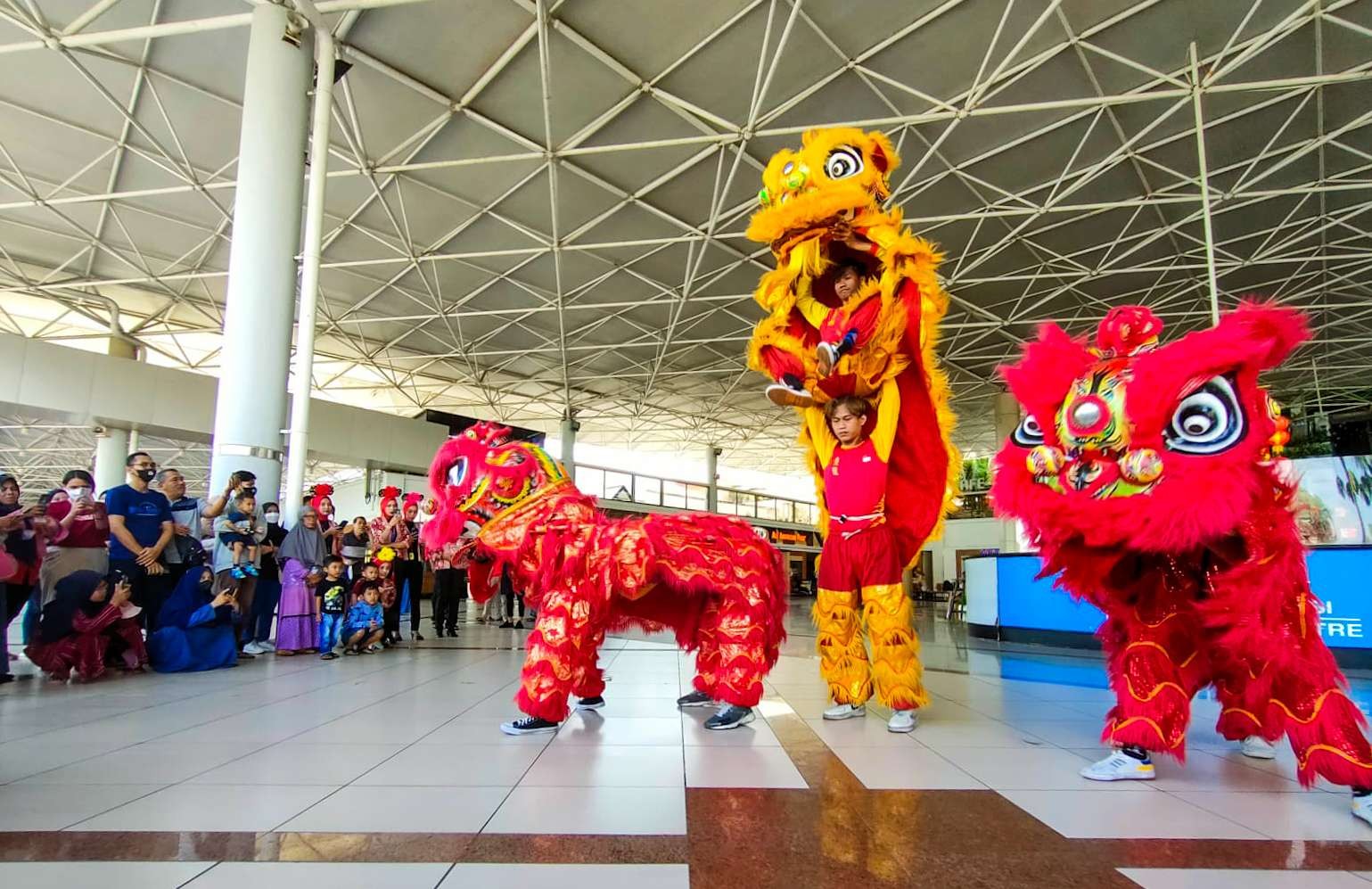 Penampilan atraksi barongsai di Bandara Juanda Surabaya. (Foto: Aini Arifin/Ngopibareng.id)