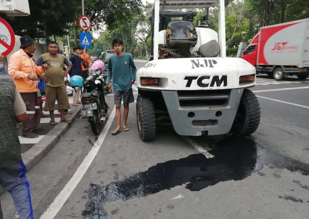 Ceceran oli dari kendaraan forklift yang melintas di Kebun Binatang Surabaya atau KBS, tepatnya Jalan Joyoboyo, Kecamatan Wonokromo, Surabaya. (Foto: Instagram@commandcenter)