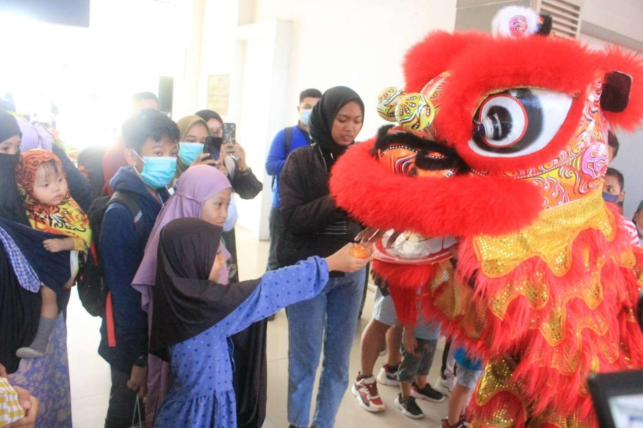 Atraksi Barongsai di stasiun Surabaya Gubeng, hibur penumpang KA. (Foto: Ist)