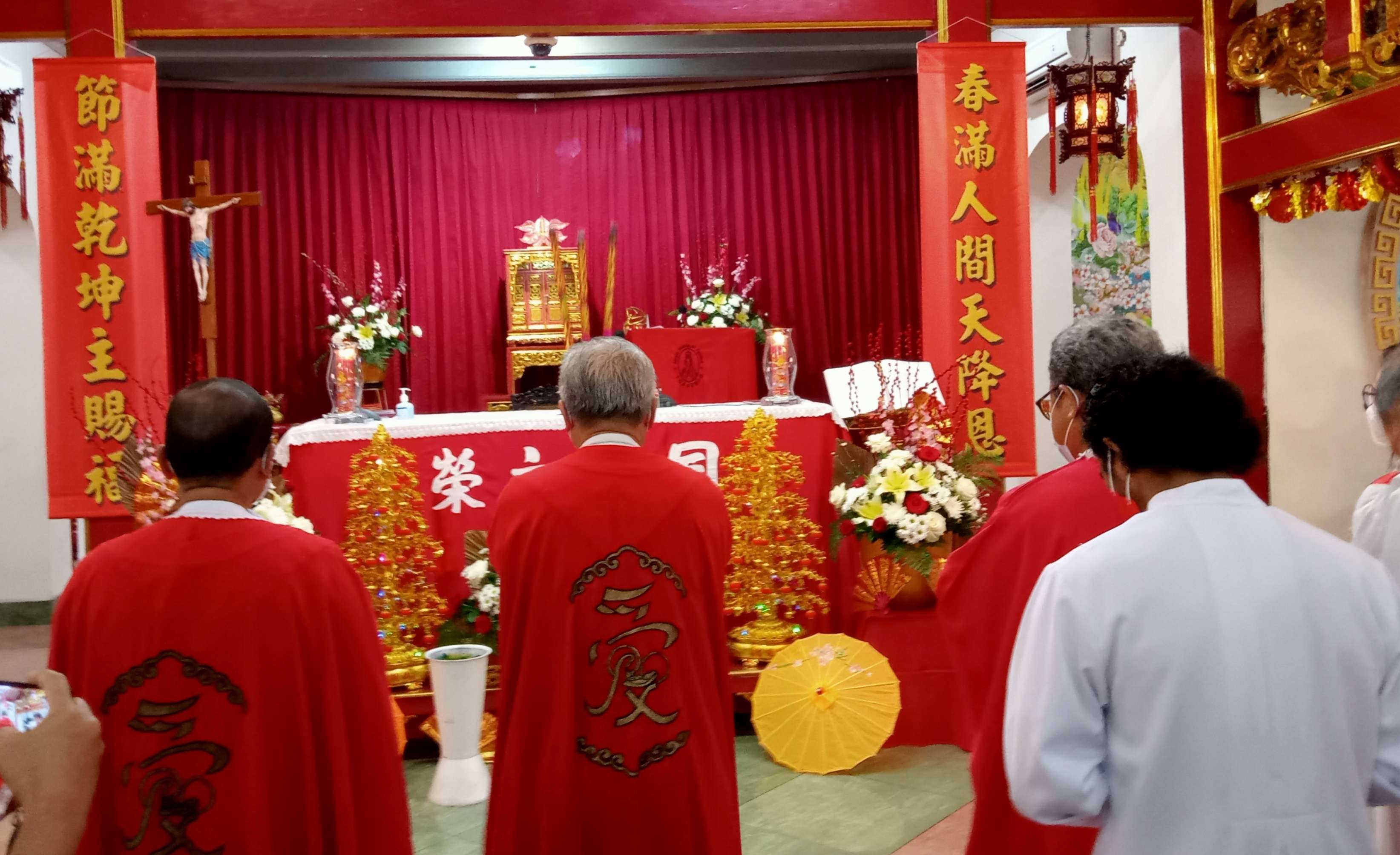 Umat Katolik menggelar perayaan ekaristi menyambut Imlek di Gereja Katolik Santa Maria De Fatima di kawasan Petak Sembilan Glodok Jalarta Barat ( foto: Asmanu  Sudharso/ngopibareng.id)