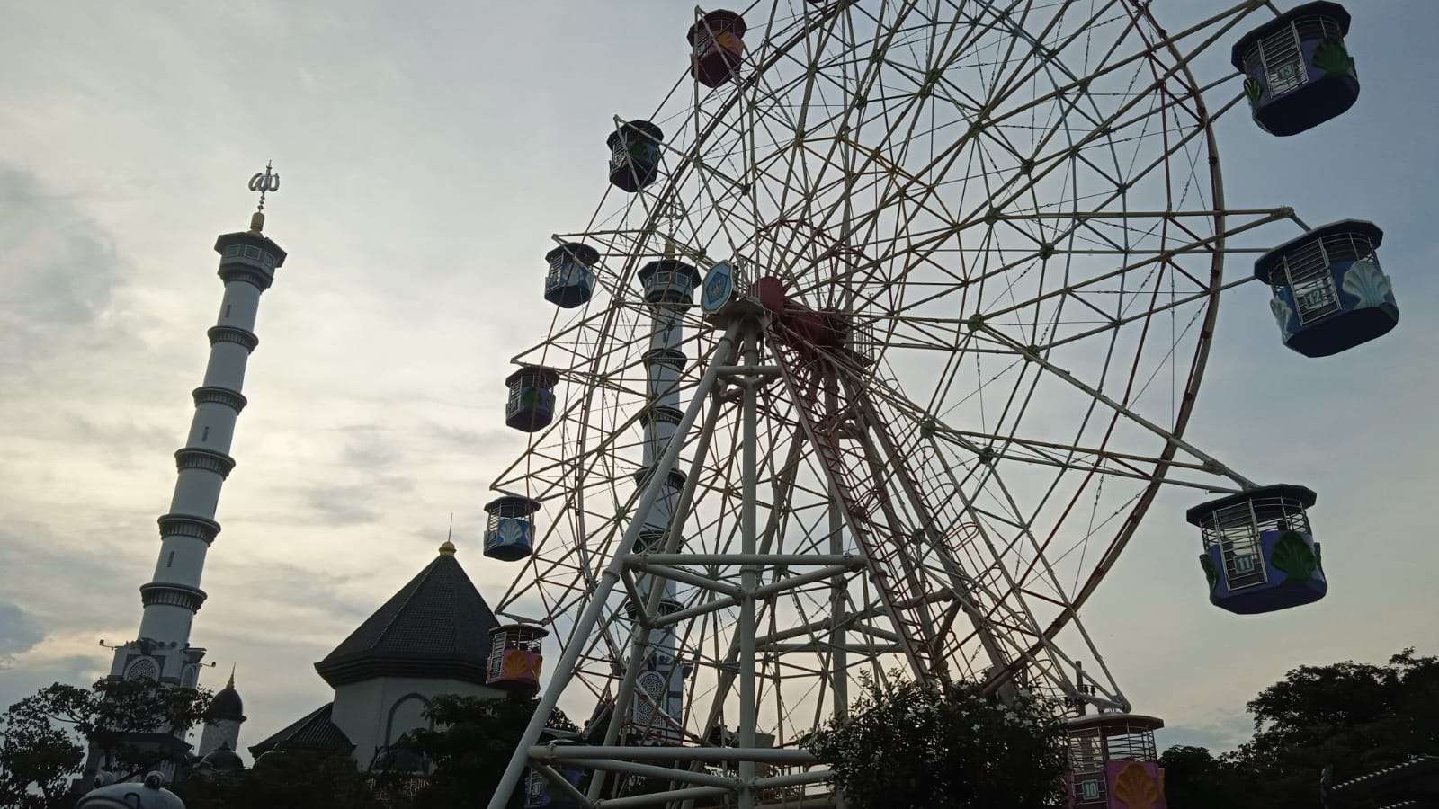 Bianglala salah satu wahana wisata di Taman Alun-alun Lamongan menjadi yang paling diminati banyak pengunjung. (Foto: Imron Rosidi/Ngopibareng.id)