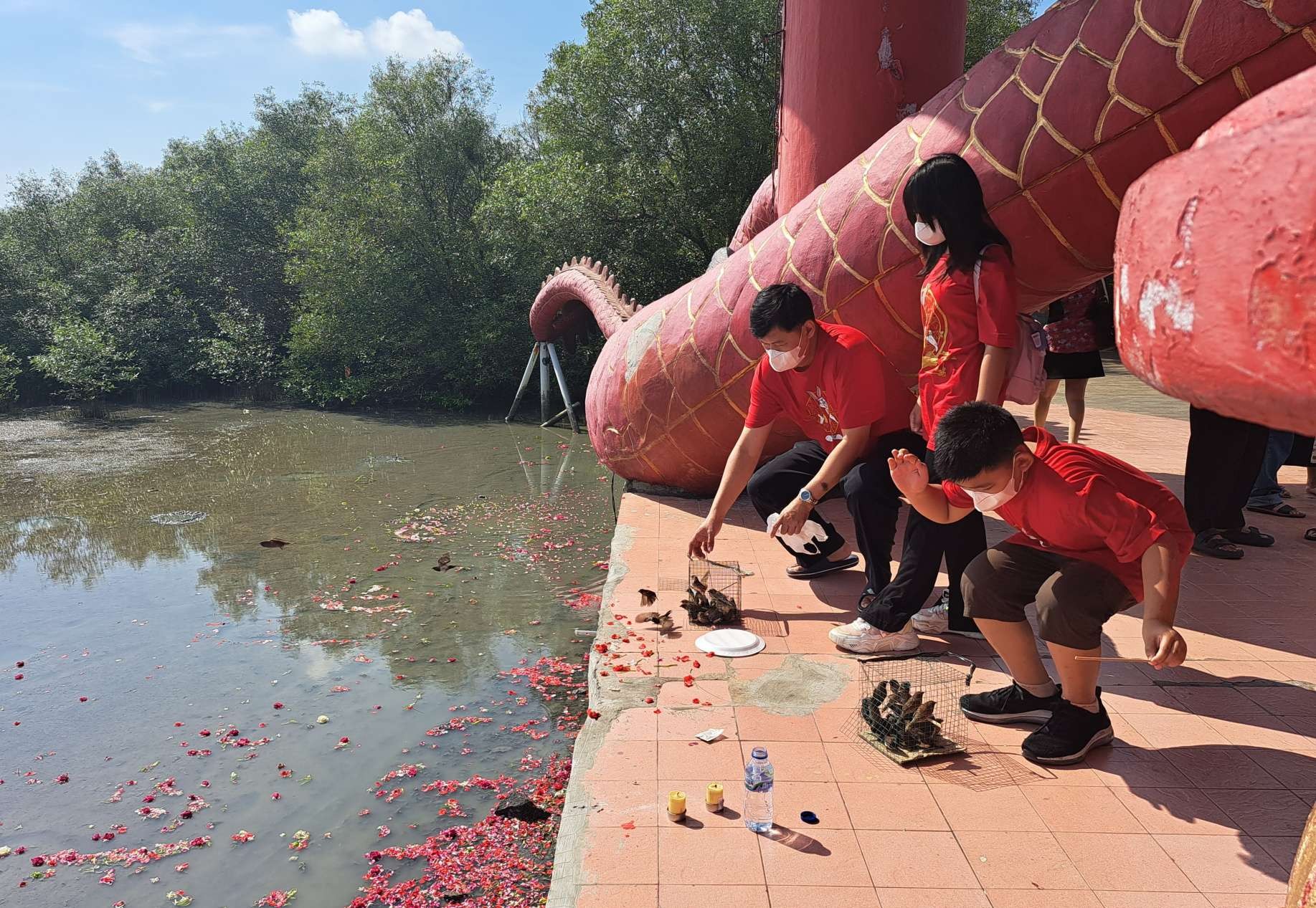 Umat Konghucu yang melakukan tradisi melepas burung di Klenteng Sanggar Agung, Kenjeran. (Foto: Pita Sari/Ngopibareng.id)