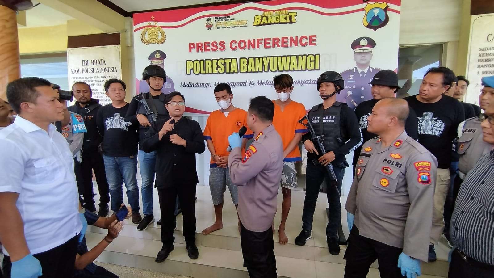 Kapolresta Banyuwangi Kombespol Deddy Foury Millewa menginterogasi kedua pelaku pembunuhan Sumila (foto: Muh Hujaini/Ngopibareng.id)