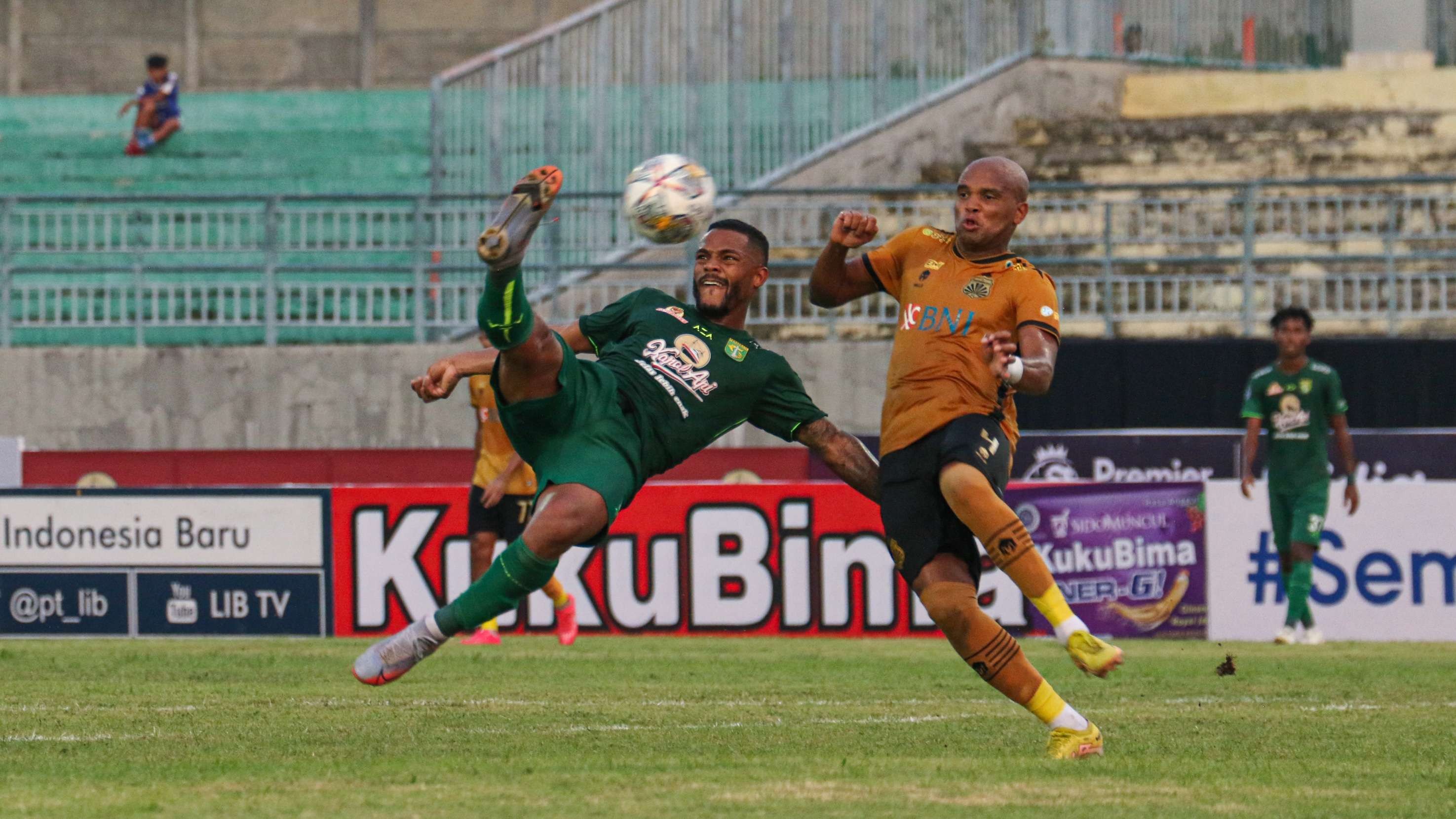 Pemain Persebaya, Paulo Victor saat melakukan tendangan dengan gaya menggunting yang sukses menjebol gawang Bhayangkara FC di Stadion Gelora Joko Samudro, Gresik, Senin 23 Januari 2023. (Foto: Fariz Yarbo/Ngopibareng.id)