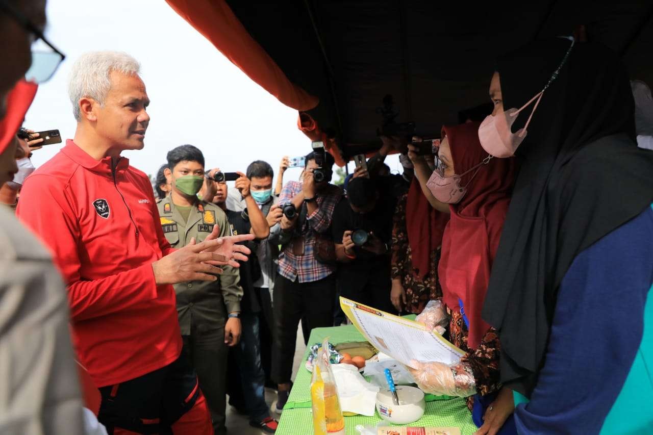 Gubernur Jawa Tengah Ganjar Pranowo, ngobrol dengan ibu-ibu hamil (Bumil), menyusui, dan remaja dalam acara Dapur Sehat Atasi Stunting (Dashat) pada Senin 23 Januari 2023.. (Foto: istimewa)