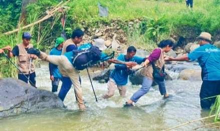 Harus menyeberangi sungai dan medan yang ekstrem dalam perjalanan menuju Curug Cibingbin (Foto: Asmanu  Sudharso/ngopibareng.id)