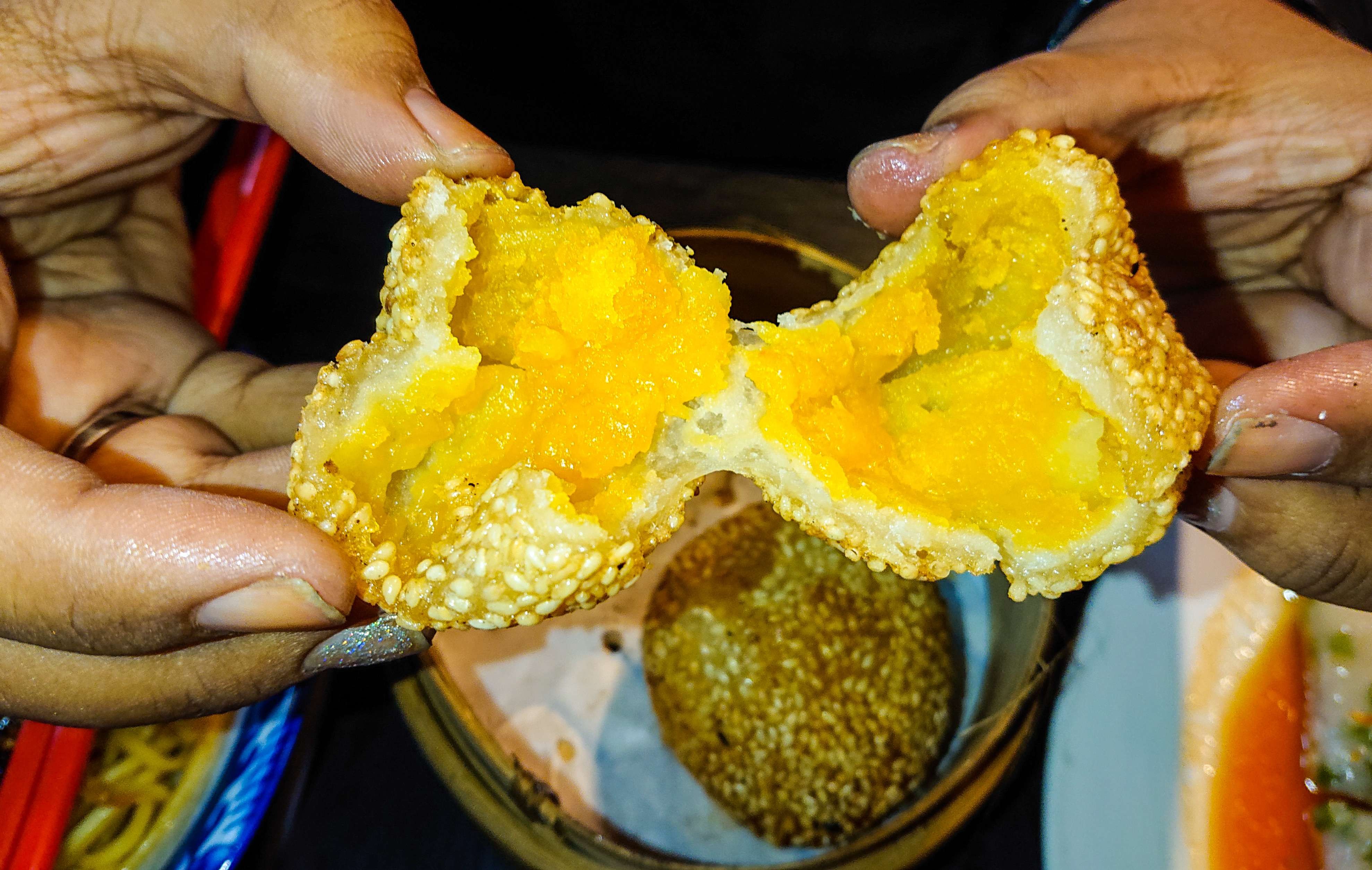 Onde-onde telur asin, isian dalamnya lumer saat dibuka. (Foto: Aini Arifin/Ngopibareng.id)