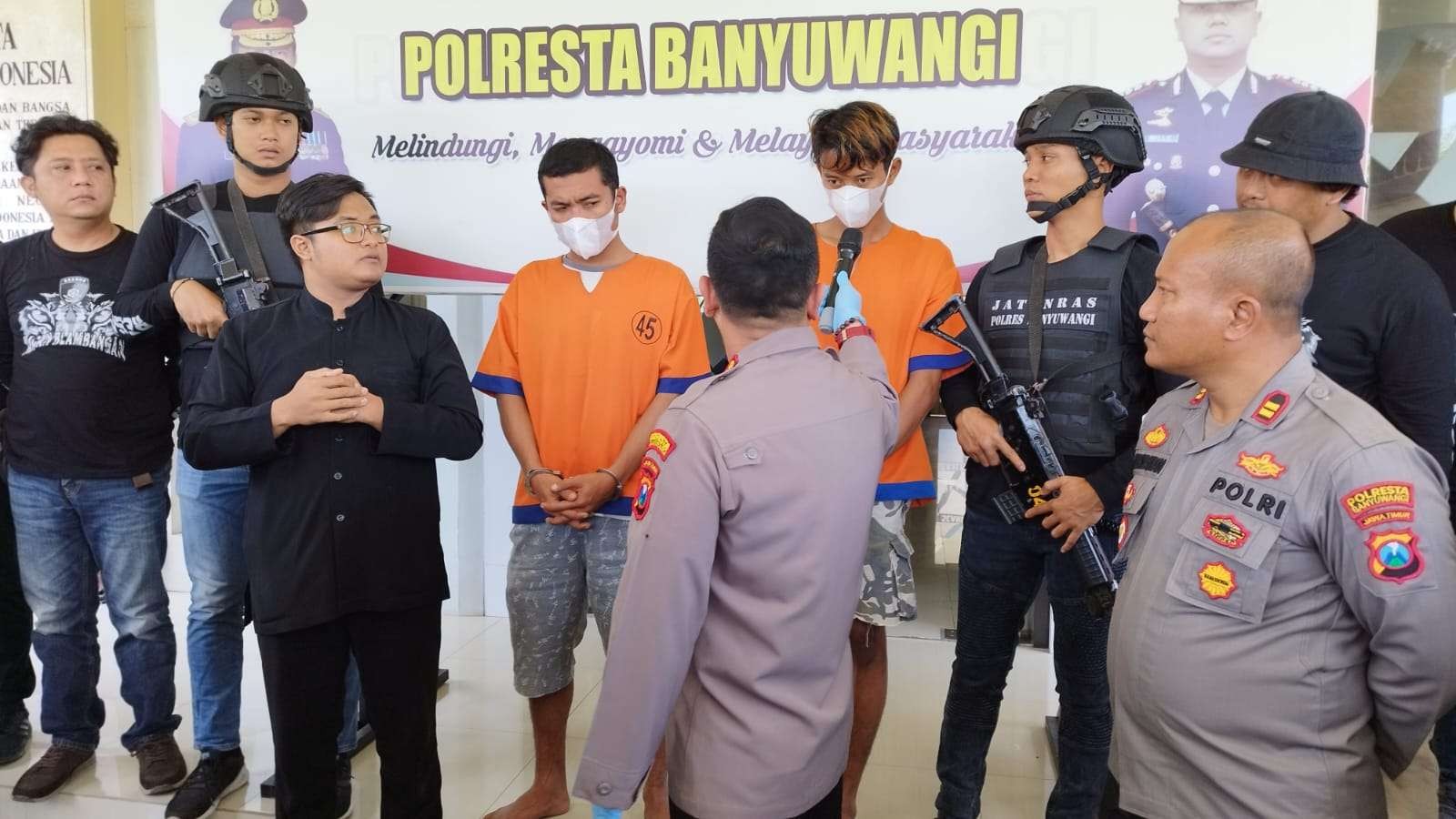 Kapolresta Banyuwangi menginterogasi tersangka AS (foto: Muh Hujaini/Ngopibareng.id)