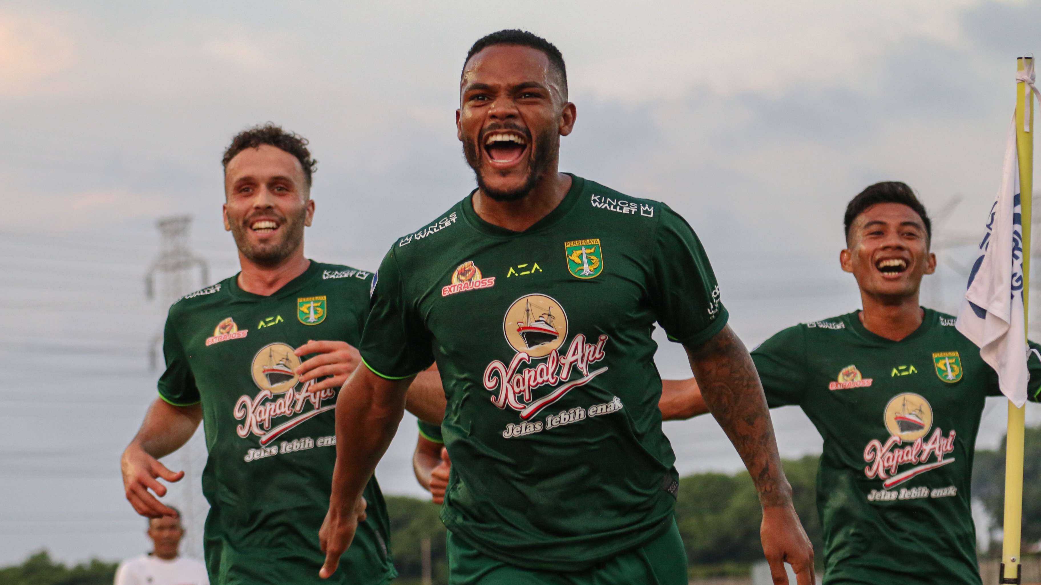 Pemain Persebaya, Paulo Victor (tengah) melakukan selebrasi usai menjebol gawang Bhayangkara FC di Stadion Gelora Joko Samudro, Gresik, Senin 23 Januari 2023. (Foto: Fariz Yarbo/Ngopibareng.id)