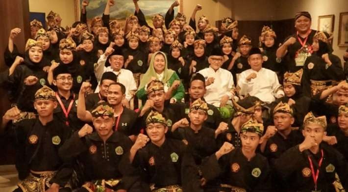 Ketua Umum Pimpinan Pusat Pagar Nusa M. Nabil Haroen di tengah pendekar Pagar Nusa dan Penguruan PBNU  ( foto: dok Nabil )