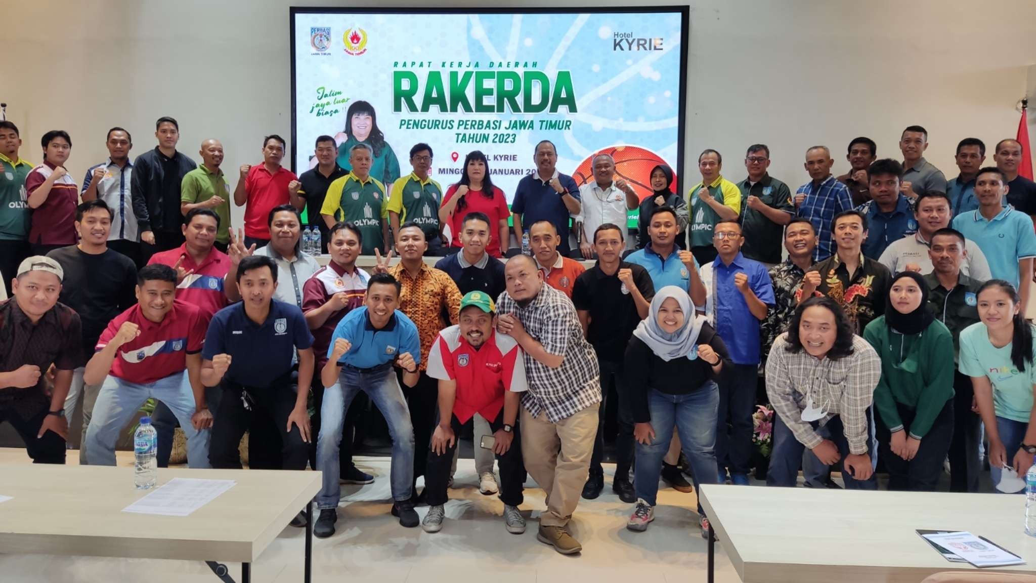 Ketua KONI Jatim, M Nabil (atas tengah) bersama jajaran pengurus Perbasi Jatim dan Perbasi se-Jatim dalam Rakerda 2023 di Surabaya. (Foto: Fariz Yarbo/Ngopibareng.id)