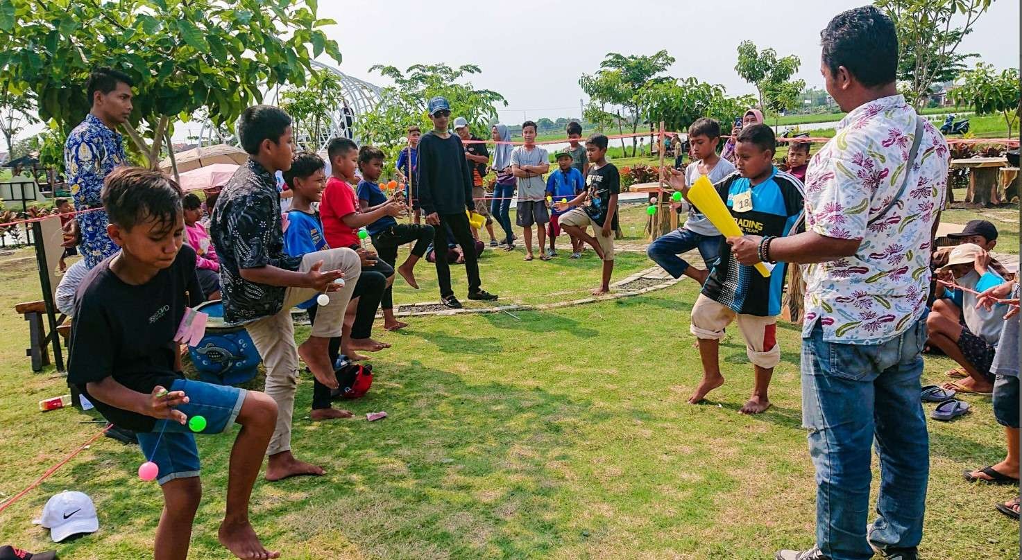 Anak-anak di Sidoarjo ikuti lomba lato-lato. (Foto: Aini Arifin/Ngopibareng.id)