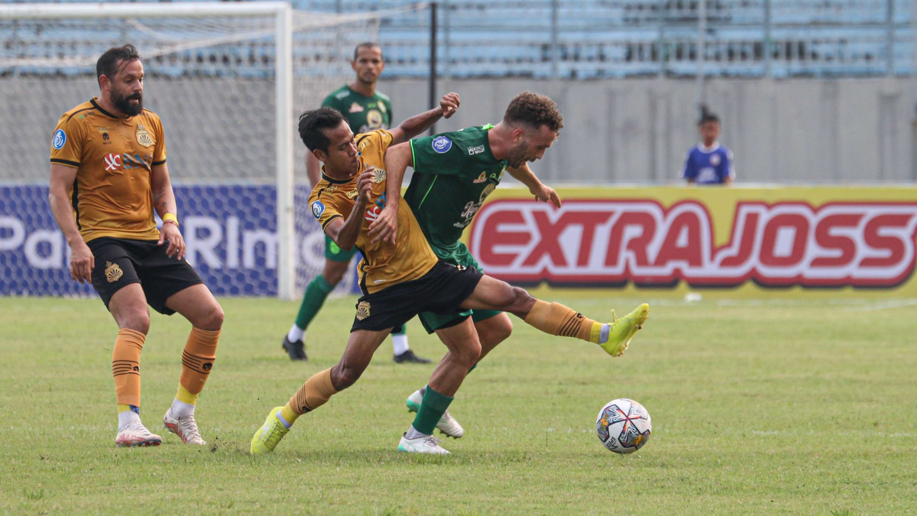 Pemain Bhayangkara FC, Wahyu Subo Seto mengawal ketat pergerakan pemain Persebaya Ze Valente di Stadion Gelora Joko Samudro, Gresik, Senin 23 Januari 2023. (Foto: Fariz Yarbo/Ngopibareng.id)