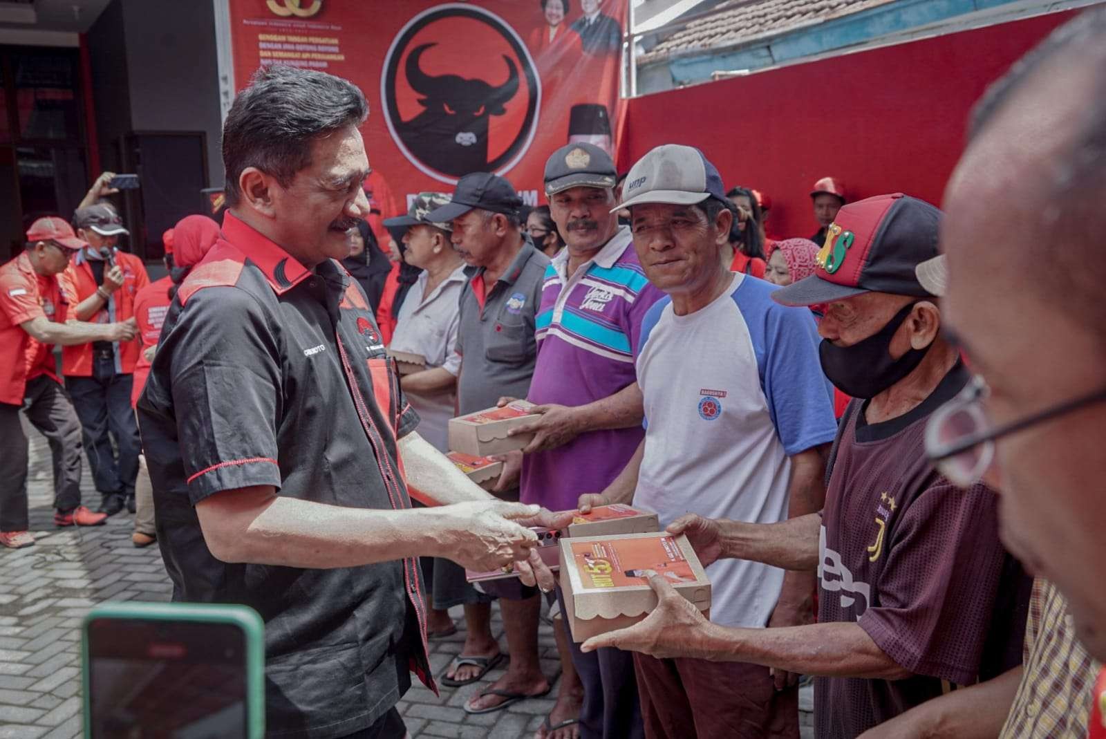 Usung spirit berbagi,PDI - Perjuangan Kota Kediri Dirikan Dapur Umum Bagi 2000 Nasi kotak (Foto: istimewa)