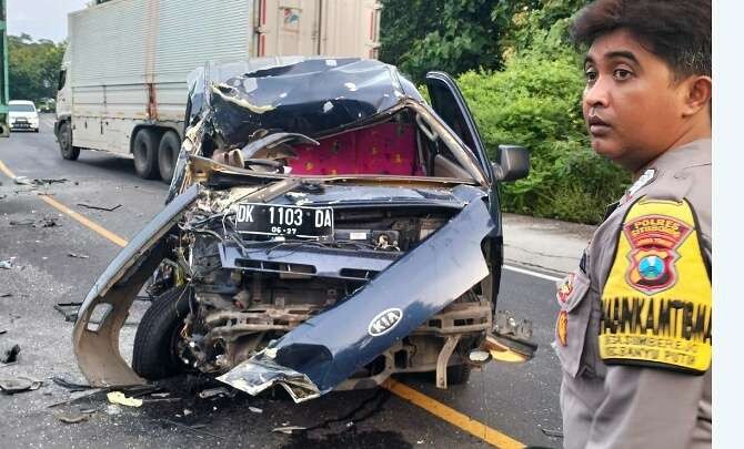 Mobil travel KIA rusak berat akibat tabrakan adu banteng lawan truk boks Fuso di Jalan Baluran Situbondo.(Foto: Satlantas Polres Situbondo)