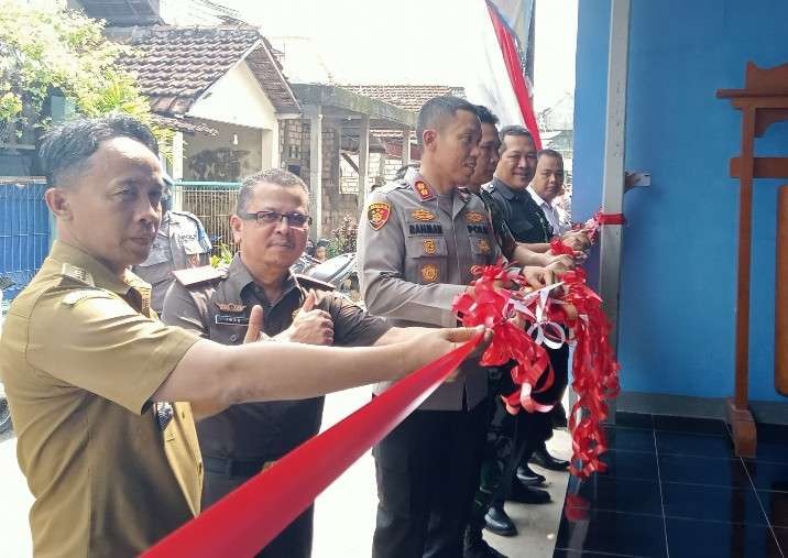 Polres TubanAKBP Rahman Wijaya meresmikan posko kampung anti narkoba Kelurahan Sidorejo, Tuban (Foto: Khoirul Huda/Ngopibareng.id)