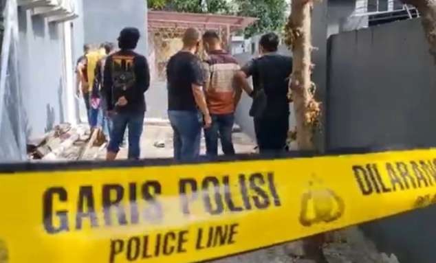 Polisi memasang garis polisi di TKP untuk memudahkan penyelidikan dan mengamankan barang bukti (Foto: Asmanu Sudharso/Ngopibareng.id)