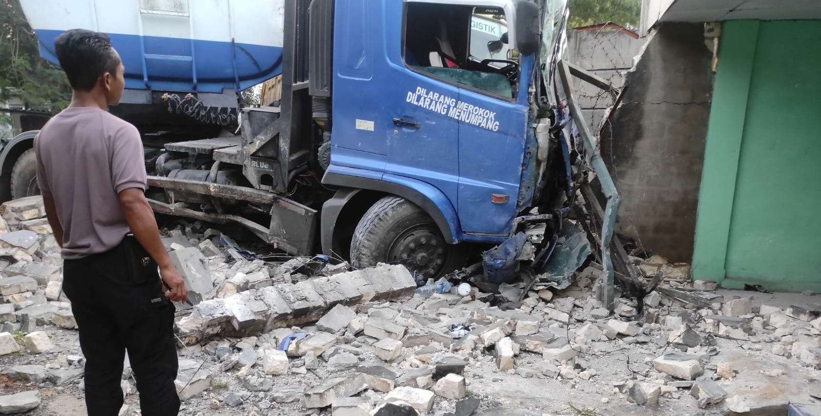 Truk tangki menabrak rumah warga yang berada di tepi jalur Pantura Tuban (Foto: dok. Polres Tuban)