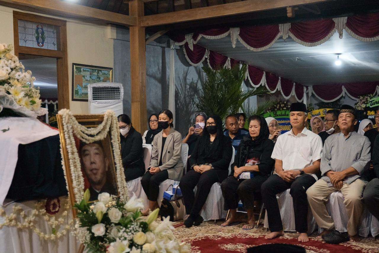 Gubernur Jawa Tengah, Ganjar Pranowo taziah Dubes Muhammad Prakosa, Pendopo Prakosan, di Dusun Gersik, Kelurahan Sumbermulyo, Kapanewon Bambanglipuro, Kabupaten Bantul, Senin 23 Januari 2023 malam. (Foto: Pemprov Jateng)