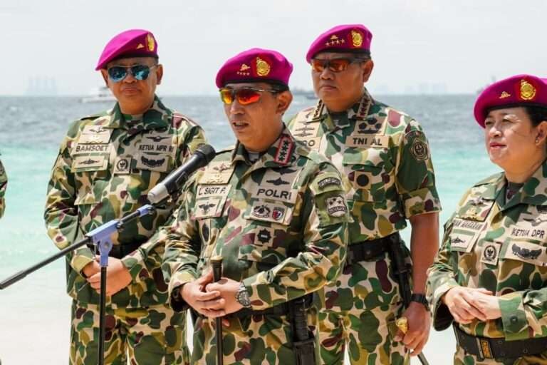 Panglima TNI Laksamana Yudo Margono menyematkan Ketua MPR Bambang Soesatyo, Ketua DPR Puan Maharani, Kapolri Jenderal Listyo Sigit Prabowo, dan seluruh Kepala Staf TNI, sebagai warga kehormatan Korps Marinir. Selasa 24 Januari 2023. (Foto: dok. Humas Polri)