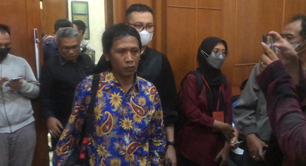 Orang tua korban Tragedi Kanjuruhan, Devi Athok saat memberikan kesaksian tragedi yang menewaskan ratusan aremania. (Foto: Andhi Dwi/Ngopibareng.id)