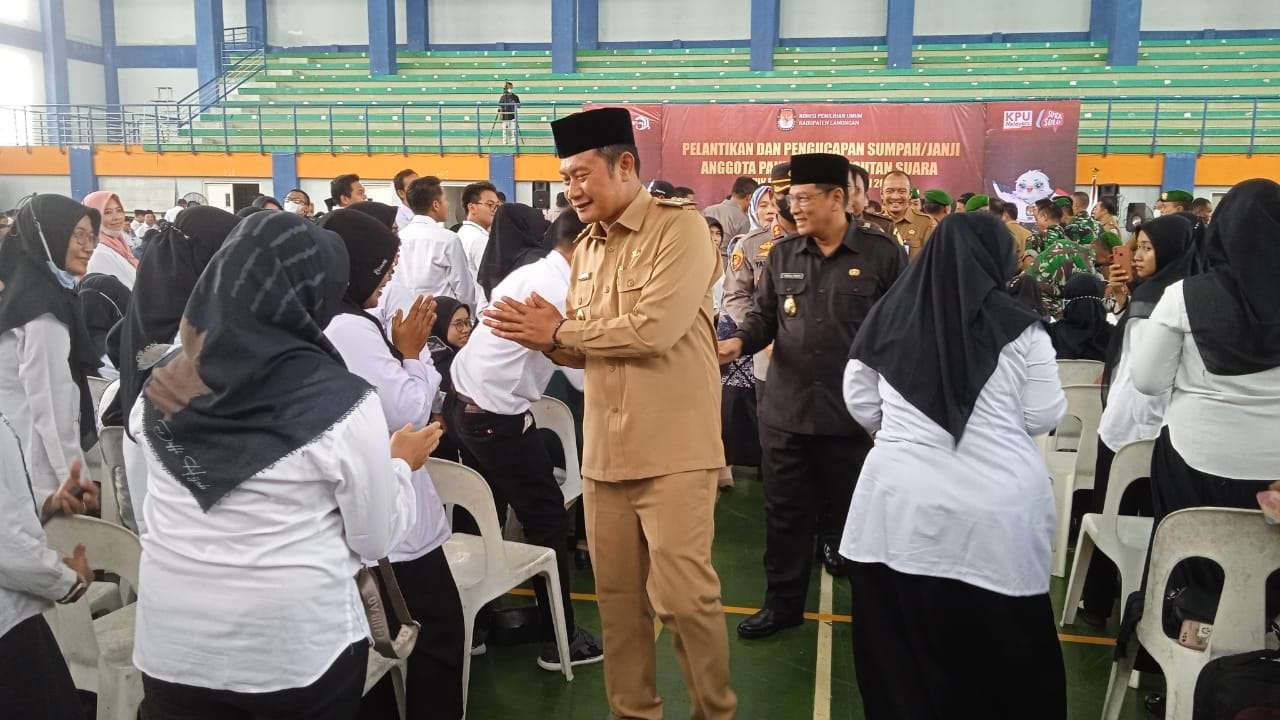 Bupati Lamongan, Yuhronur Efendi berpamitan usai menghadiri pelantikan anggota  PPS  (Foto: Imron Rosidi/Ngopibareng.id)