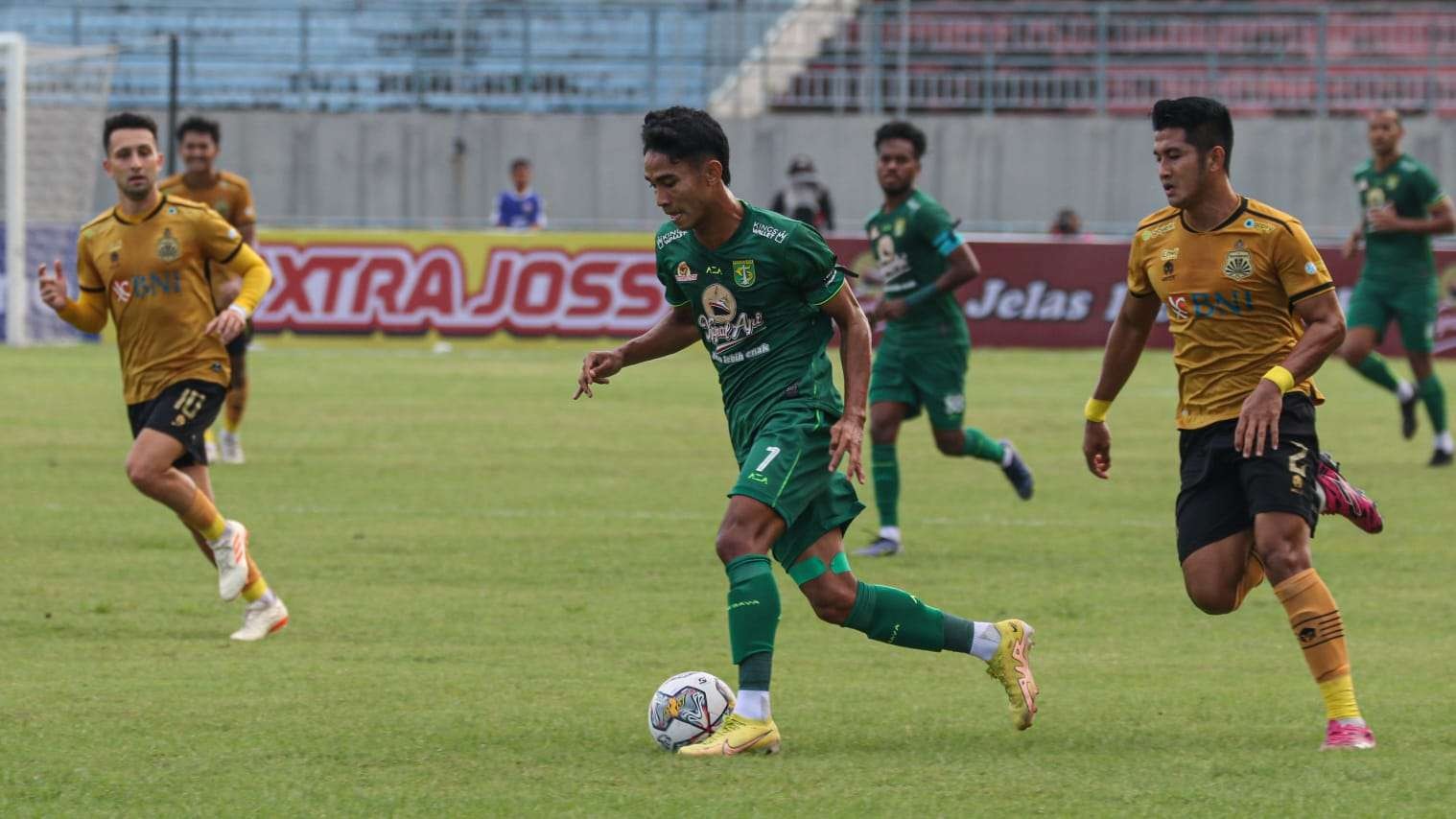 Pemain Persebaya, Marselino Ferdinan (tengah) dikabarkan akan bergabung dengan klub di Liga Belgia. (Foto: Fariz Yarbo/Ngopibareng.id)