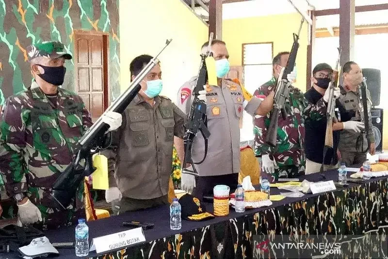 Arsip-Kapolda Papua Irjen Polisi Paulus Waterpauw (ketika itu) bersama Pangdam XVII Cenderawasih Mayjen TNI Herman Asaribab dan Kabinda Papua Brigjen TNI Abdul Haris Napoleon mengangkat beberapa pucuk senjata api yang diamankan saat penegakan hukum terhadap KKB di wilayah Mimika. (Foto: Antara/Evarianus Supar/am)