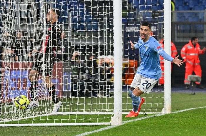 Gelandang Lazio, Mattia Zaccagni, merayakan golnya ke gawang AC Milan pada partai pekan ke-19 Liga Italia 2022-2023 di Stadion Olimpico. (Foto: AFP)