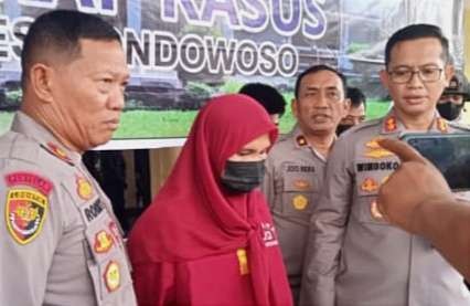 Perempuan ART di Bondowoso berinisial NR ditangkap polisi, karena menculik bayi majikannya. (Foto: Guido/ngopibareng.id)