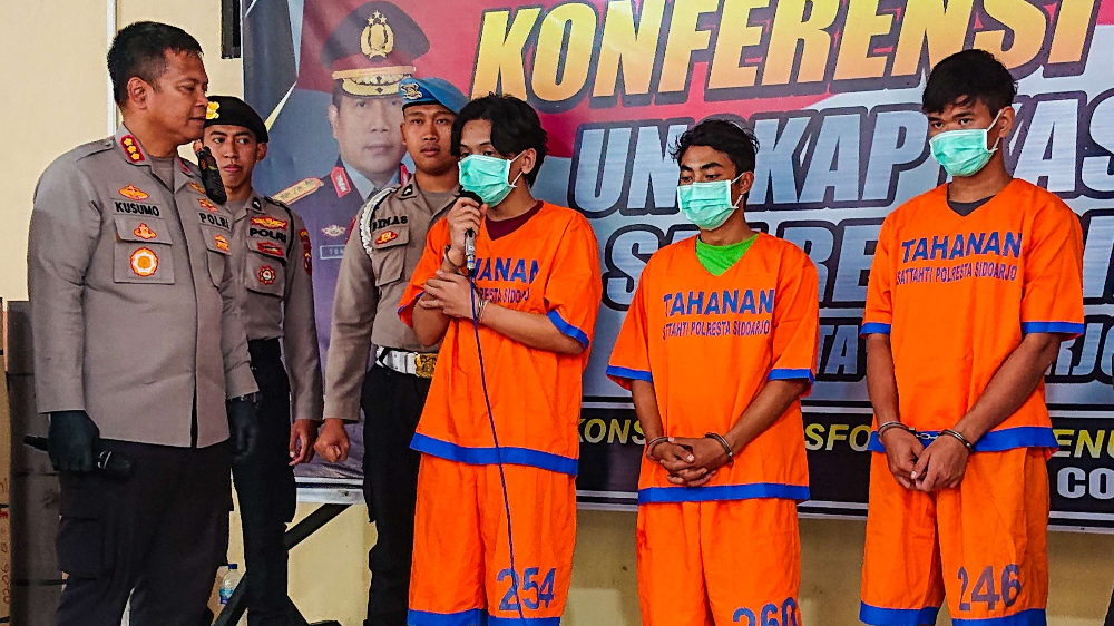 Kapolresta Sidoarjo Kombes Pol Kusumo Wahyu Bintoro (kiri) saat gelar kasus pengeroyokan empat pemuda berujung maut. (Foto: Aini Arifin/Ngopibareng.id)