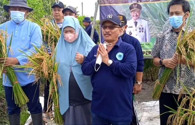 Bupati Situbondo, Karna Suswandi menjelaskan pemerintah menambah kuota pupuk bersubsidi 2023 untuk petani di Situbondo. (Foto: Humas Protokol Situbondo)