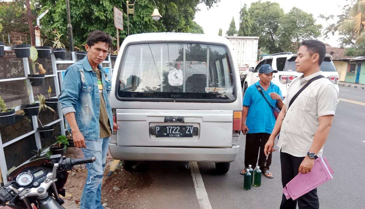 Mobil carry yang dilaporkan hilang ditemukan di pinggir jalan (foto:istimewa)