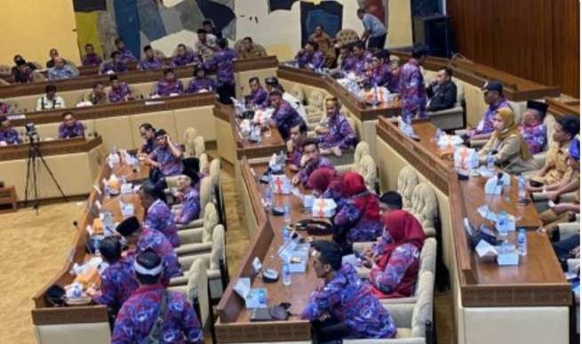 Sebanyak 70 orang perwakilan perangkat desa bertemu Komisi II DPR Ri untuk menyampaikan tuntutan (Foto: MC DPR )